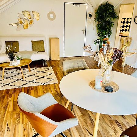Grosse Dachgeschosswohnung Mit Kueche Und Badezimmer An Der Uniklinik Homburg 洪堡 外观 照片