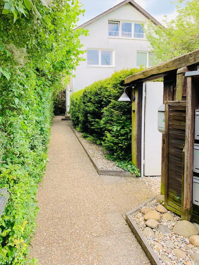 Grosse Dachgeschosswohnung Mit Kueche Und Badezimmer An Der Uniklinik Homburg 洪堡 外观 照片