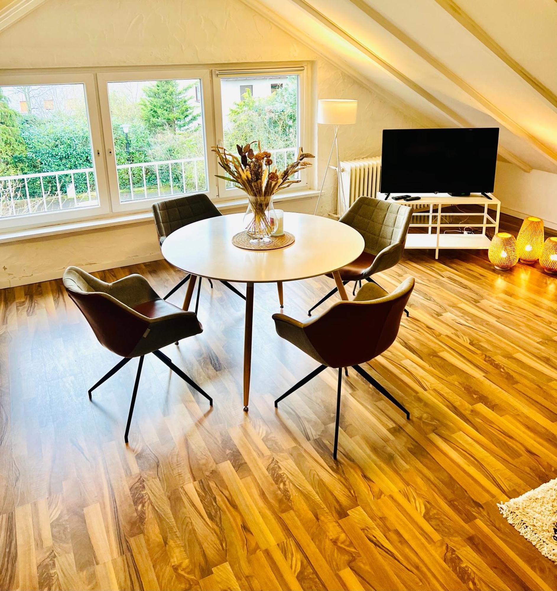 Grosse Dachgeschosswohnung Mit Kueche Und Badezimmer An Der Uniklinik Homburg 洪堡 外观 照片