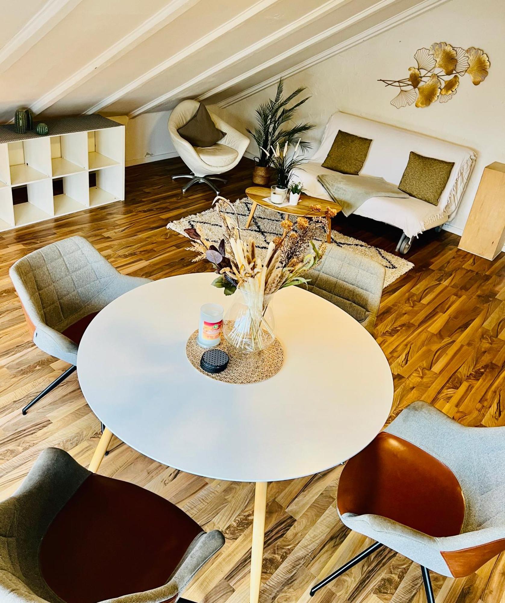 Grosse Dachgeschosswohnung Mit Kueche Und Badezimmer An Der Uniklinik Homburg 洪堡 外观 照片