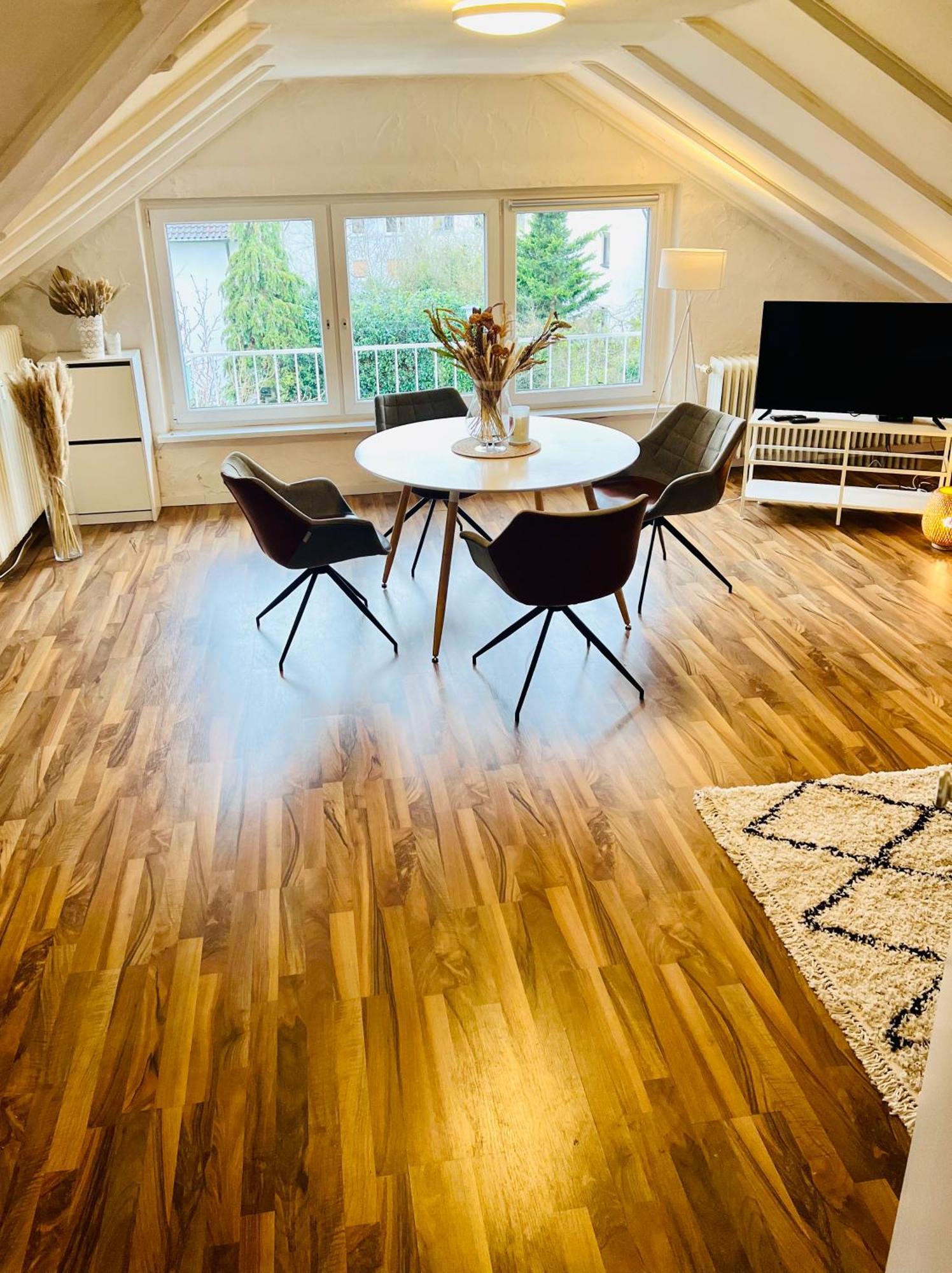 Grosse Dachgeschosswohnung Mit Kueche Und Badezimmer An Der Uniklinik Homburg 洪堡 外观 照片