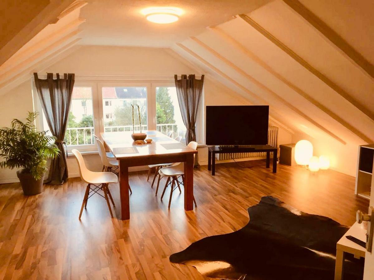 Grosse Dachgeschosswohnung Mit Kueche Und Badezimmer An Der Uniklinik Homburg 洪堡 外观 照片