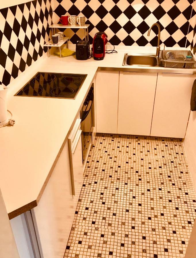 Grosse Dachgeschosswohnung Mit Kueche Und Badezimmer An Der Uniklinik Homburg 洪堡 外观 照片