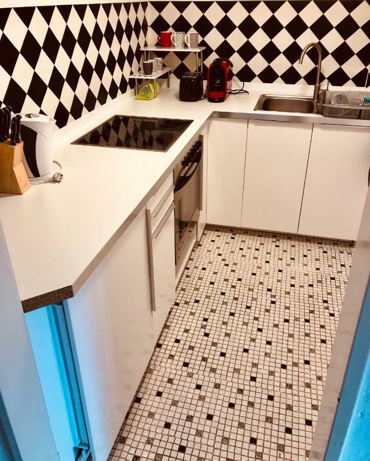 Grosse Dachgeschosswohnung Mit Kueche Und Badezimmer An Der Uniklinik Homburg 洪堡 外观 照片